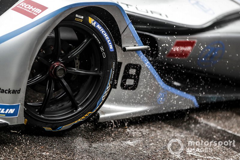 La lluvia golpea el monoplaza de Edoardo Mortara
