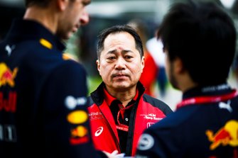 Toyoharu Tanabe, F1 Technical Director, Honda, talks with Red Bull team members