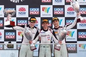 Podium: racewinnaars Dirk Werner, Dennis Olsen, Matt Campbell, EBM Porsche