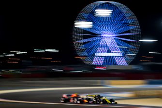 Nico Hulkenberg, Renault R.S. 19, passeert Pierre Gasly, Red Bull Racing RB15