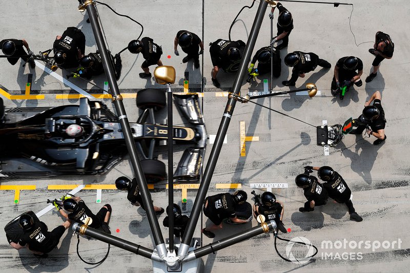 Romain Grosjean, Haas F1 Team VF-19, makes a stop during practice