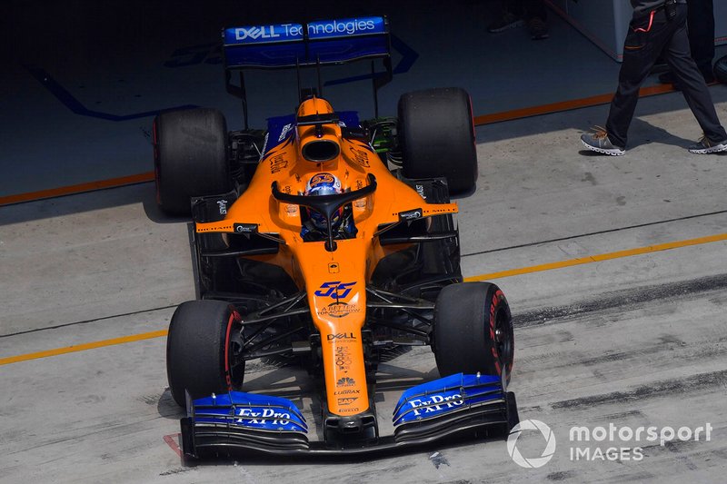 Carlos Sainz Jr., McLaren MCL34, quittant son garage