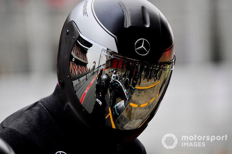 Valtteri Bottas, Mercedes AMG F1 W10 pit stop is reflected in a mechanic's visor