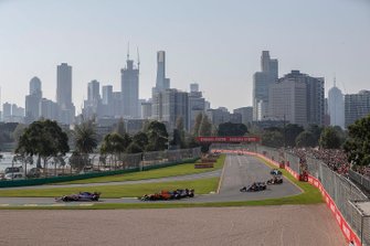 Lance Stroll, Racing Point RP19, voor Carlos Sainz Jr., McLaren MCL34, Antonio Giovinazzi, Alfa Romeo Racing C38, Daniil Kvyat, Toro Rosso STR14, en Pierre Gasly, Red Bull Racing RB15