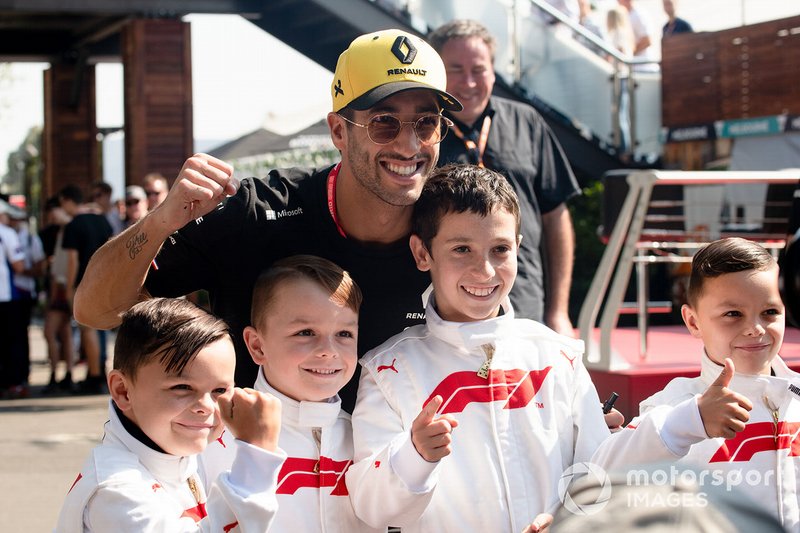 Daniel Ricciardo, Renault, with some Grid Kids
