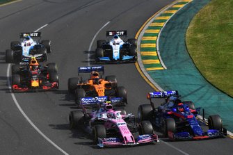 Daniil Kvyat, Toro Rosso STR14, voor Lance Stroll, Racing Point RP19, Carlos Sainz Jr., McLaren MCL34, Pierre Gasly, Red Bull Racing RB15, George Russell, Williams Racing FW42, en Robert Kubica, Williams FW42, bij de start