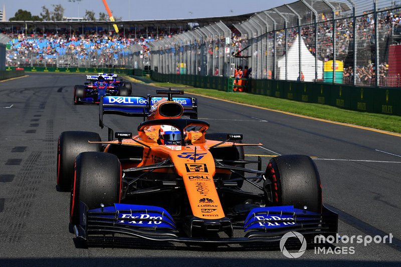 6. <img src="https://cdn-9.motorsport.com/static/img/cfp/0/0/0/100/199/s3/spain-2.jpg" alt="" width="20" height="12" /> Carlos Sainz, 98 Grandes Premios (2015 -...). Su mejor resultado es el 4° puesto (en Singapur 2017).