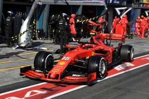 Charles Leclerc, Ferrari SF90, sort de son box après un arrêt