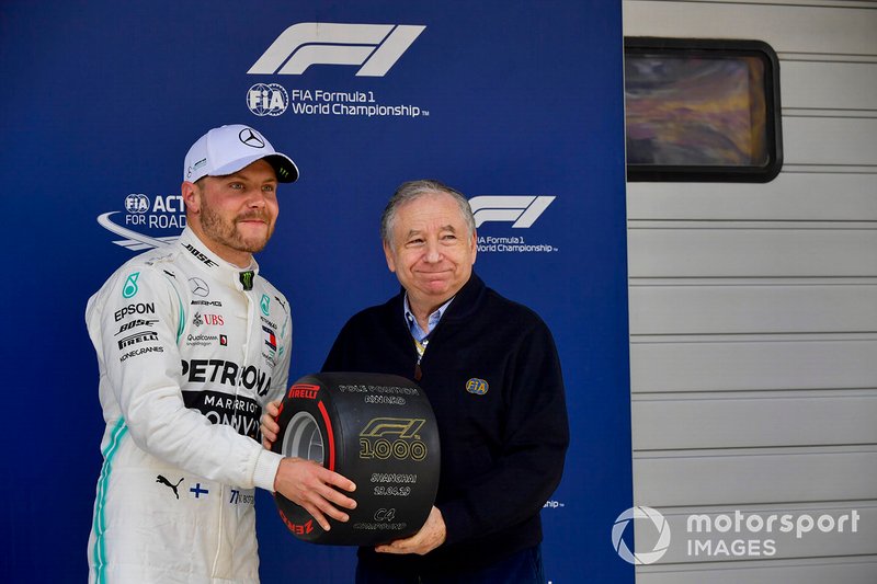 Valtteri Bottas, Mercedes AMG F1, riceve il Premio Pirelli Pole Position da Jean Todt, Presidente, FIA