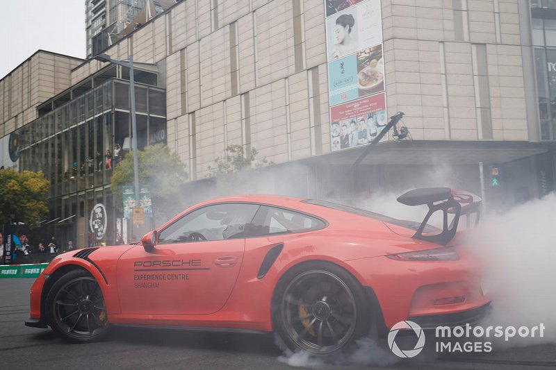 Demonstration with a Porsche