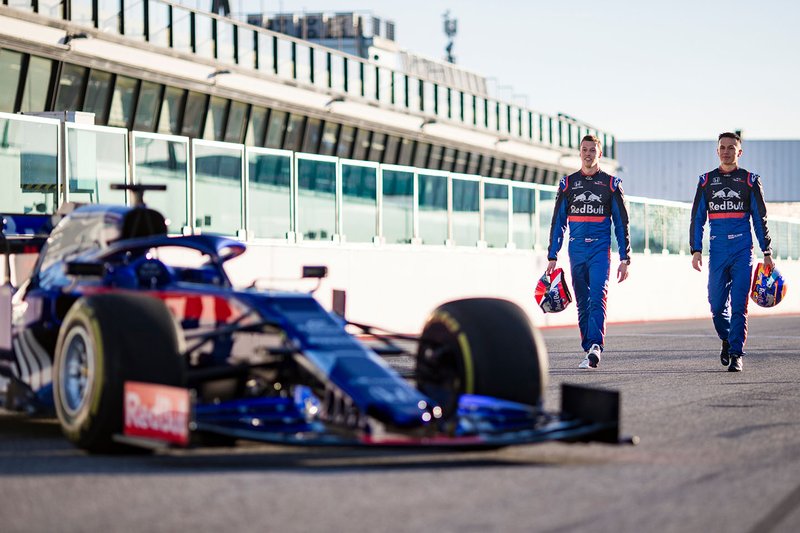 Гонщики Scuderia Toro Rosso Александр Элбон и Даниил Квят, автомобиль STR14