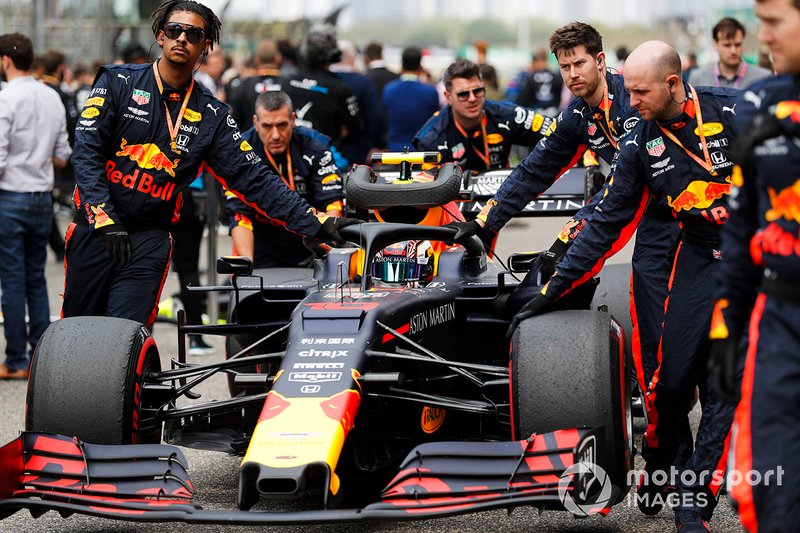 Pierre Gasly, Red Bull Racing RB15 arrives on the grid