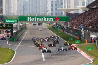 Lewis Hamilton, Mercedes AMG F1 W10, voor Valtteri Bottas, Mercedes AMG W10, Charles Leclerc, Ferrari SF90, Sebastian Vettel, Ferrari SF90, Max Verstappen, Red Bull Racing RB15