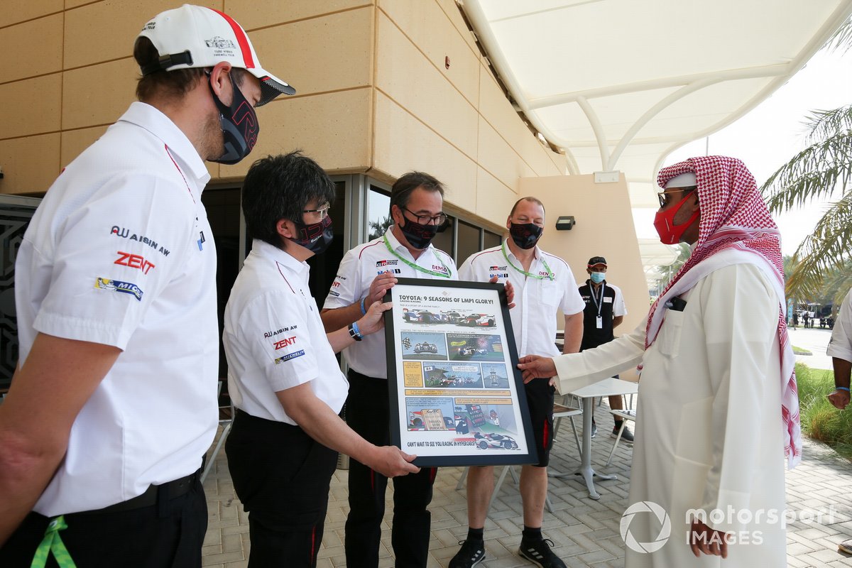El equipo de carreras de Toyota Gazoo recibe un regalo de la pista