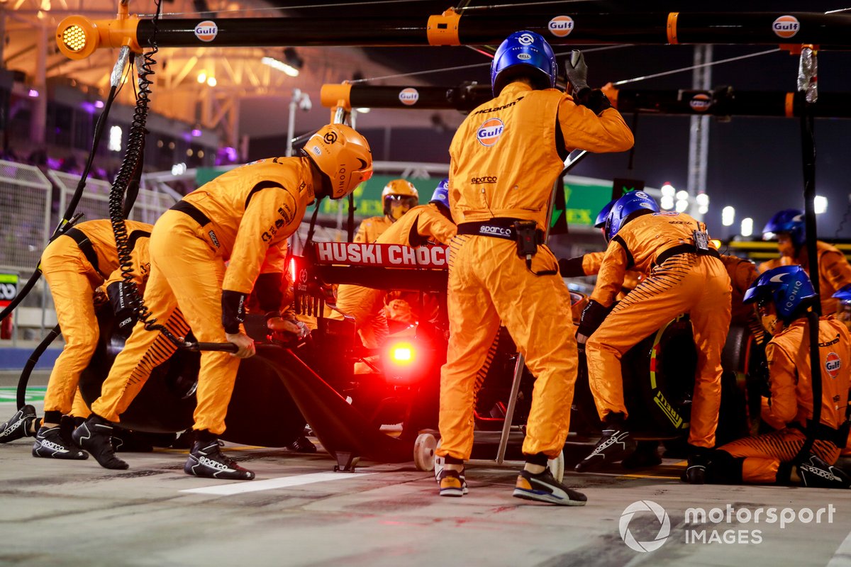 Carlos Sainz Jr., McLaren MCL35, ai box