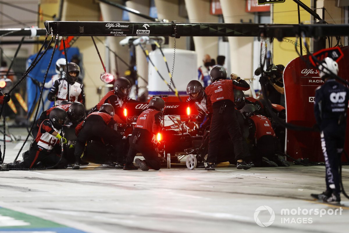 Kimi Raikkonen, Alfa Romeo Racing C41, ai box