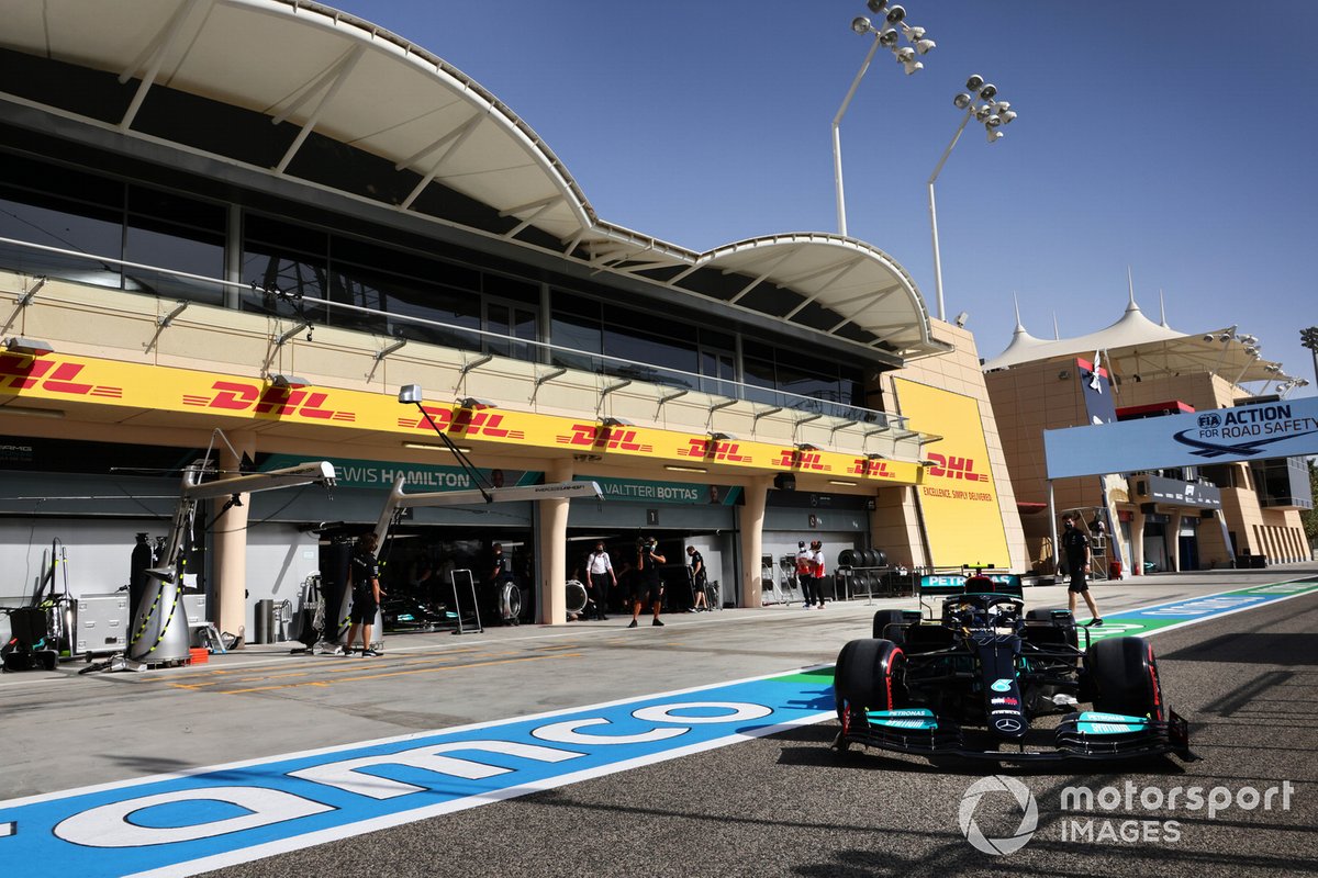 Valtteri Bottas, Mercedes W12, esce dal garage