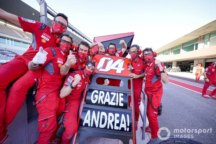 I membri del Ducati Team ringraziano Andrea Dovizioso, Ducati Team