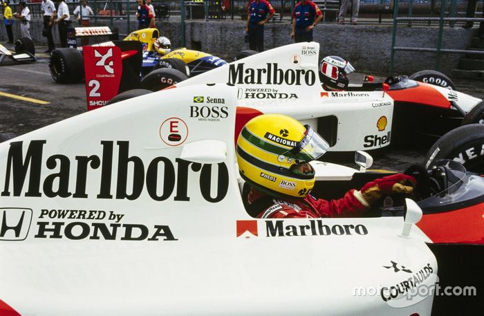 ピットレーンで待機するアイルトン・セナ（マクラーレンMP4/6ホンダ）とゲルハルト・ベルガー（マクラーレンMP4/6ホンダ