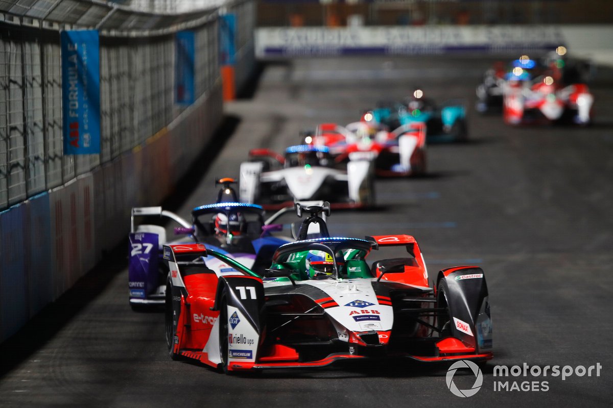 Lucas Di Grassi, Audi Sport ABT Schaeffler, Audi e-tron FE07, por delante de Jake Dennis, BMW I Andretti Motorsport, BMW iFE.21