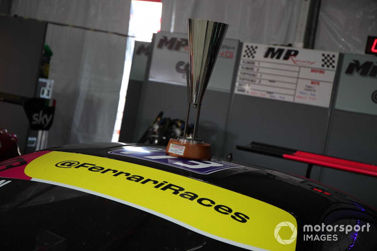 Il trofeo di Corinna Gostner, CDP-MP Racing per il primo posto assoluto nella Coppa Ladies 2020