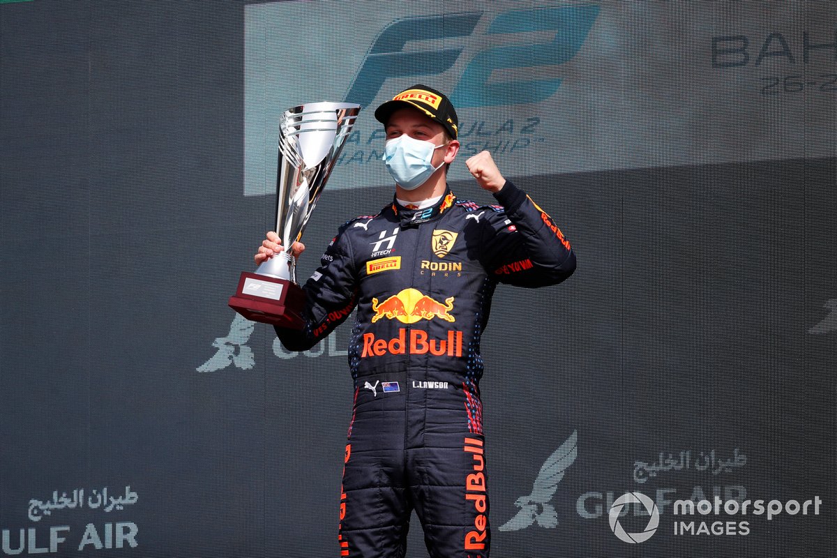 Podio: ganador Liam Lawson, Hitech Grand Prix