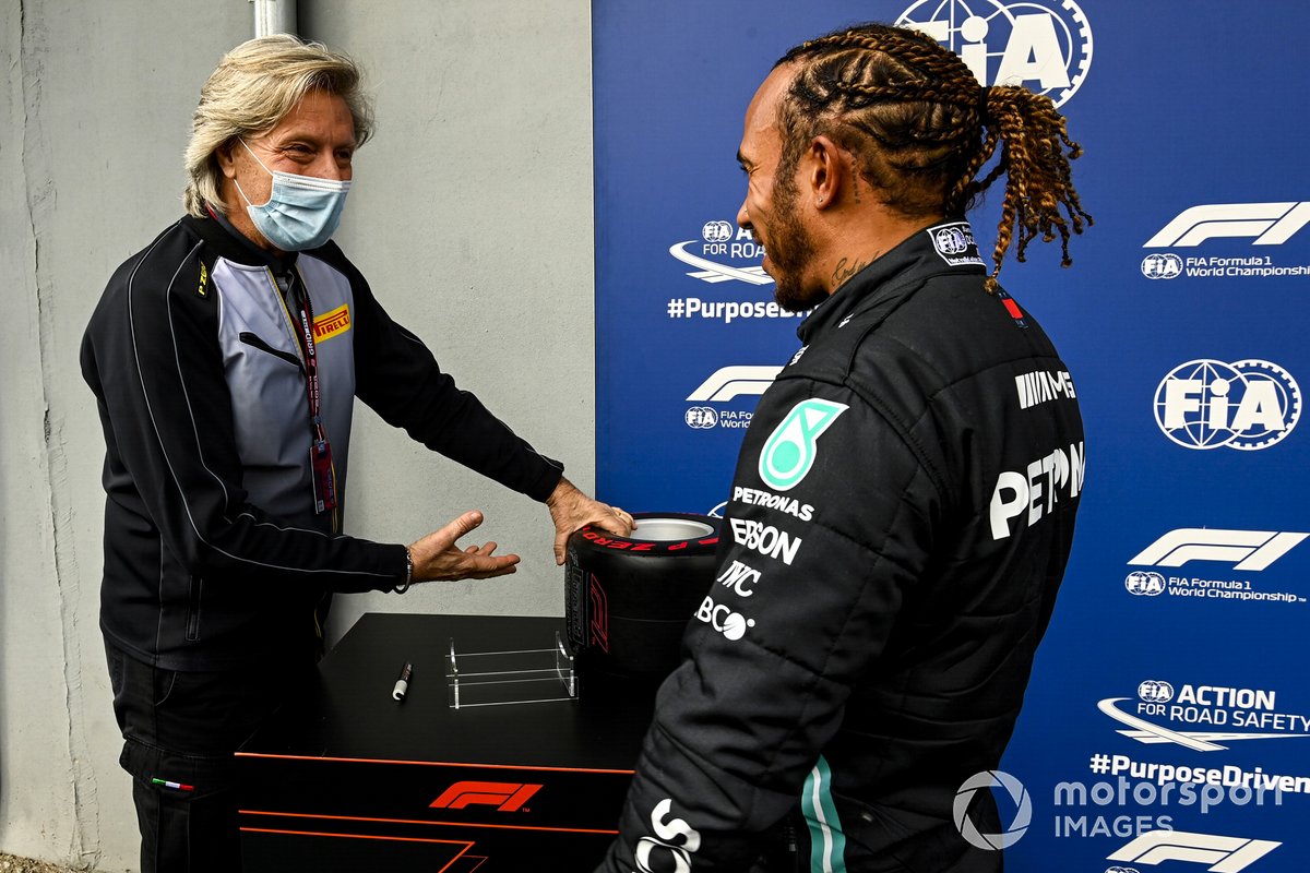Lewis Hamilton, Mercedes recibe el premio Pirelli Pole Position
