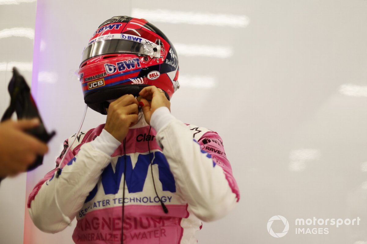 Sergio Pérez, de Racing Point, ajusta su casco de protección