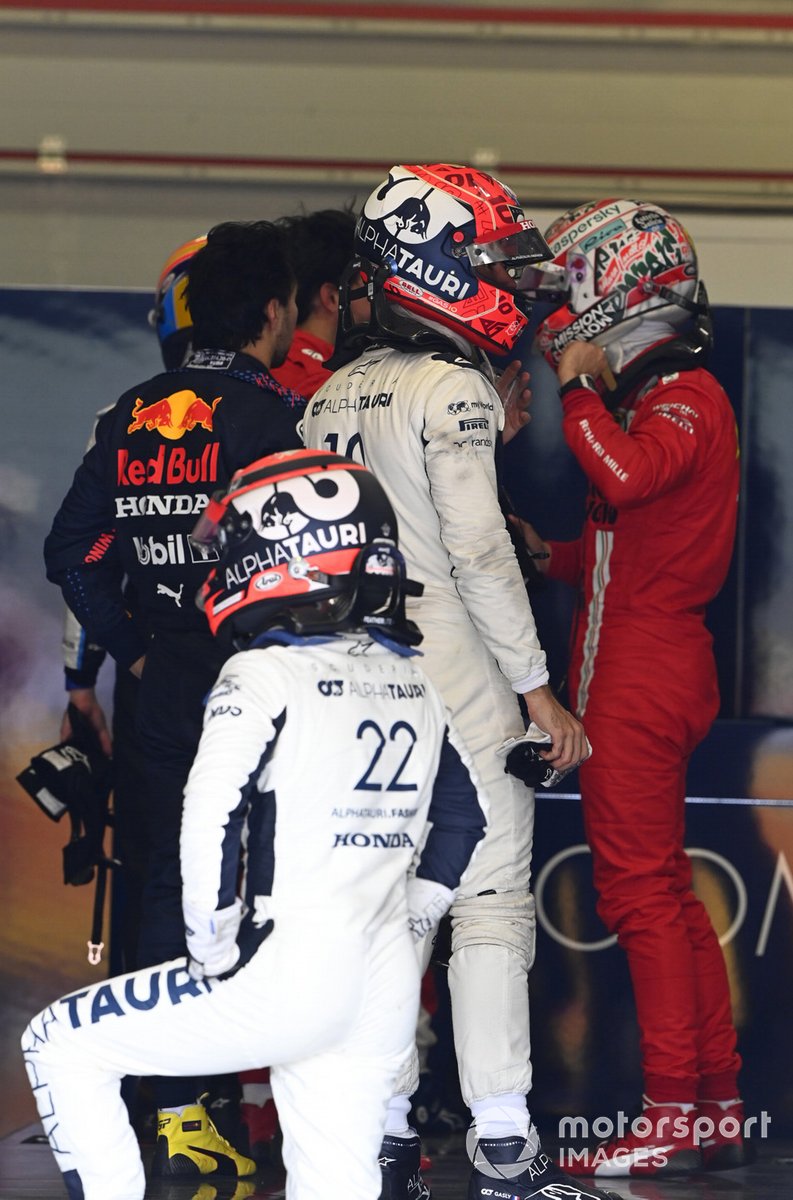 Sergio Perez, Red Bull Racing, Pierre Gasly, AlphaTauri, Charles Leclerc, Ferrari, e Yuki Tsunoda, AlphaTauri, si pesano dopo la gara