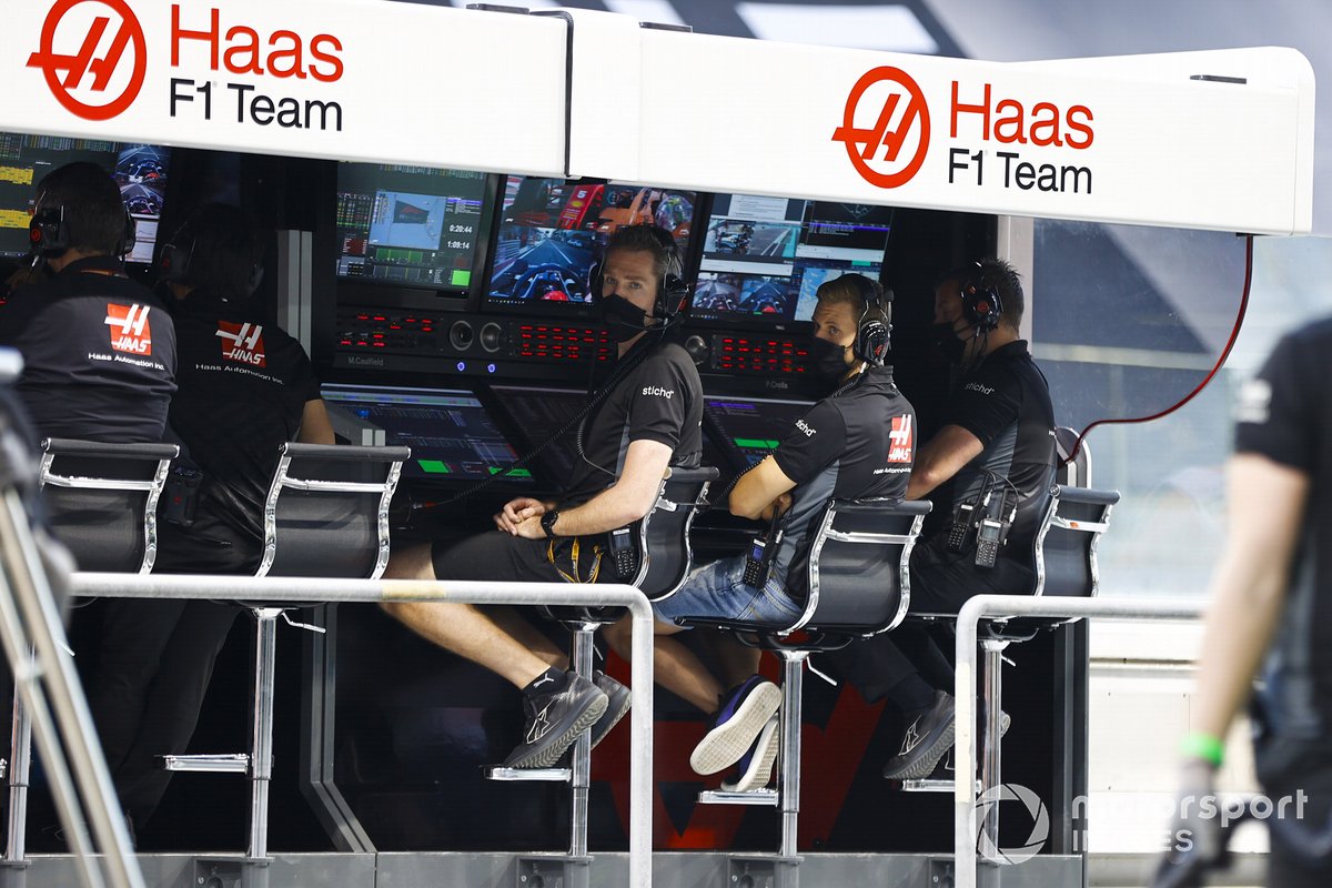 Mick Schumacher, Haas F1, e il team Haas F1 al muretto dei box