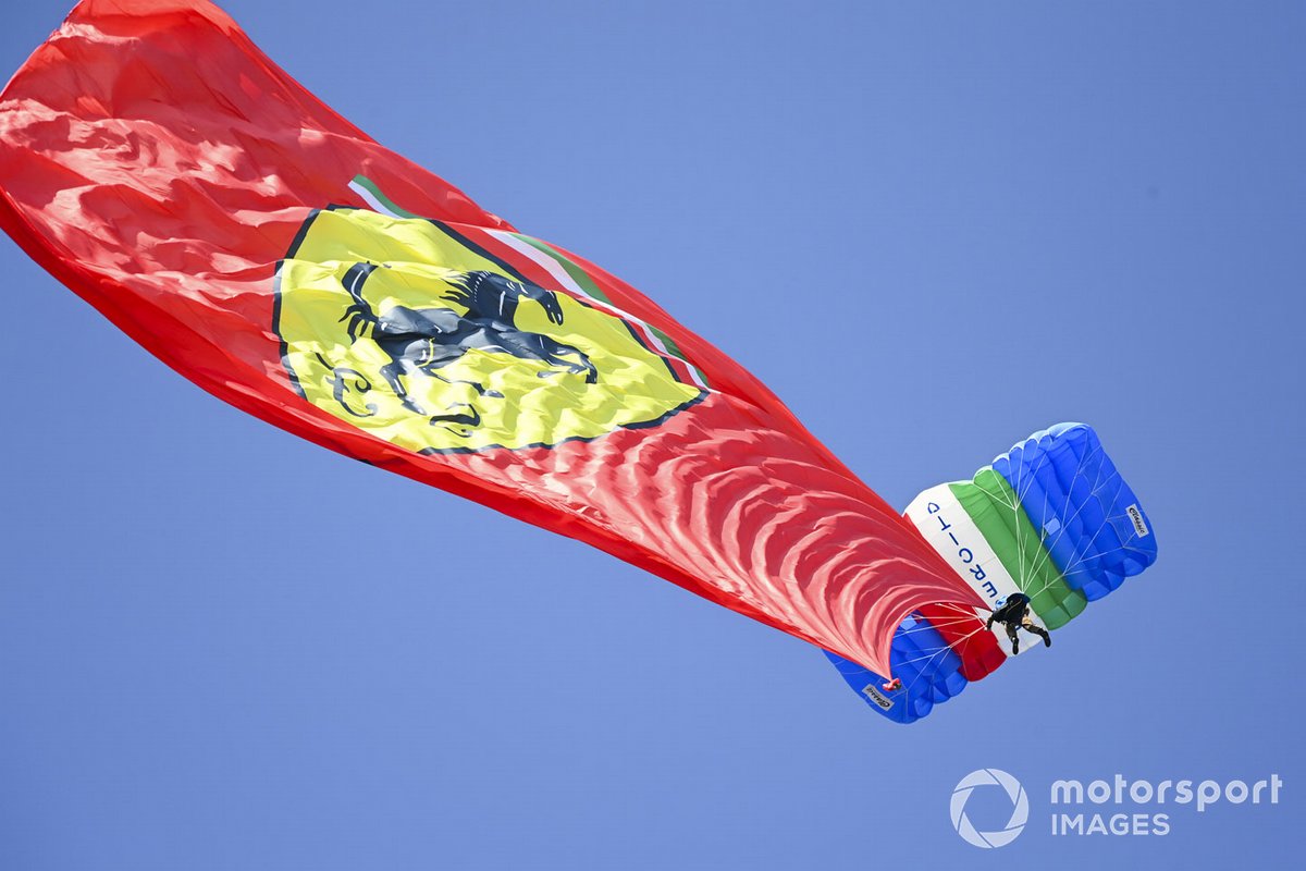 Una bandiera della Ferrari tenuta da un paracadutista