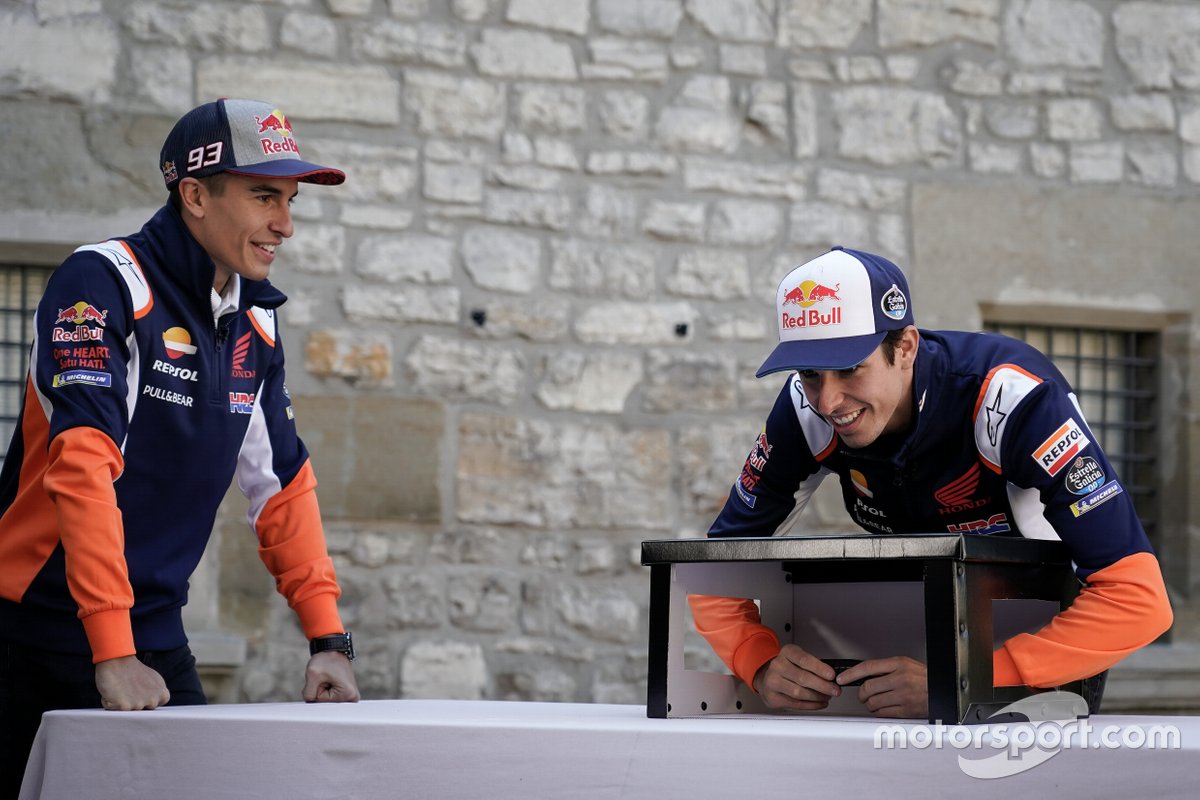 Marc Márquez y Alex Márquez en el juego de la Caja Sorpresa