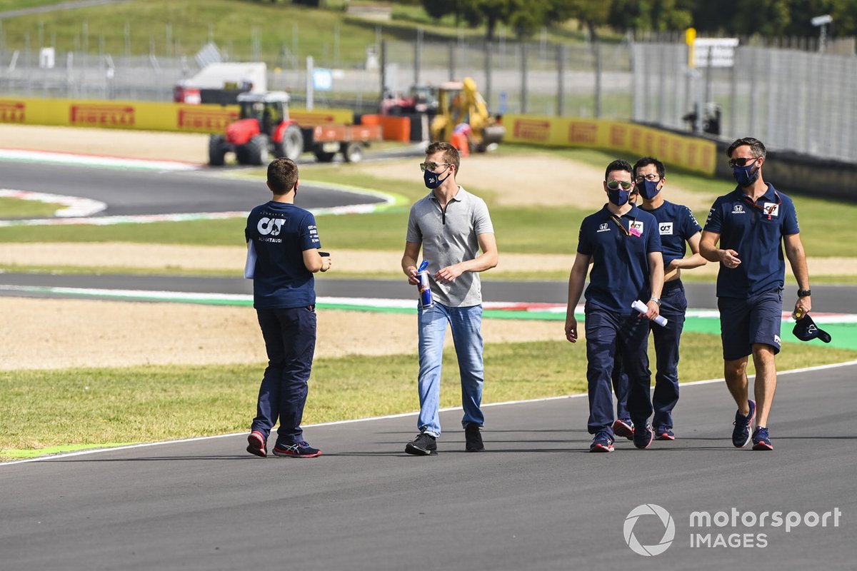 Daniil Kvyat, AlphaTauri cammina in pista con gli ingegneri