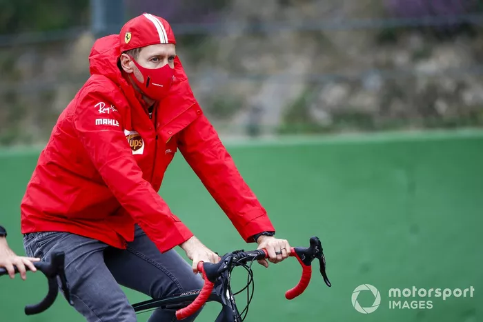 Sebastian Vettel, Ferrari, recorre la pista en bici