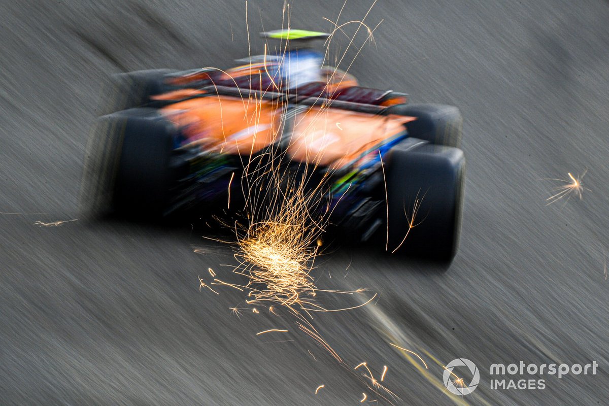 Lando Norris, McLaren MCL35 sacando chispas