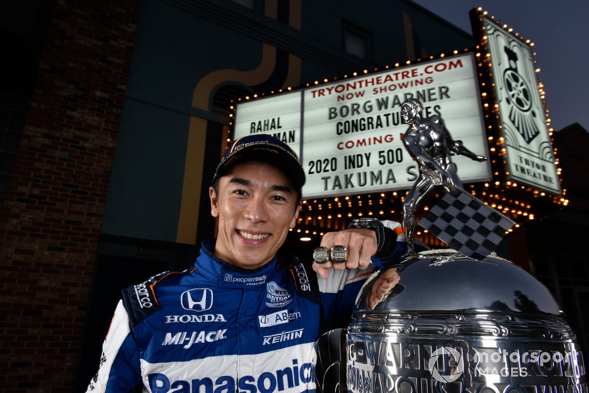 Takuma Sato con il trofeo Borg-Warner al cinema Tryon