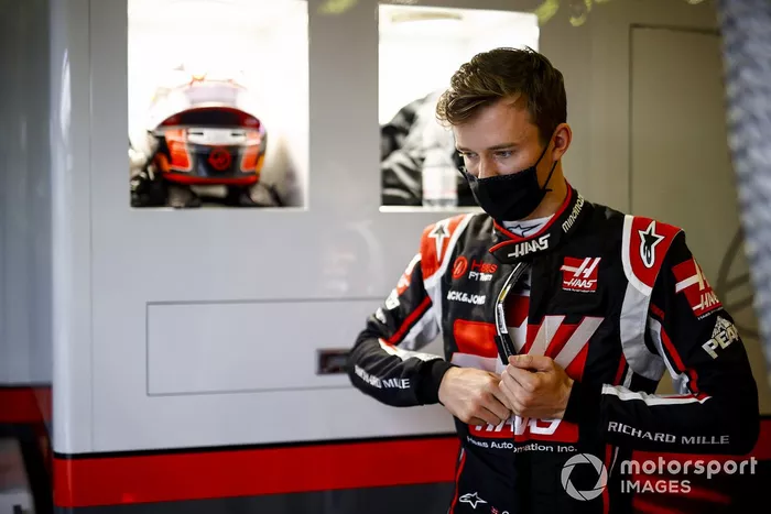 Callum Ilott, Haas F1, esperando en el box