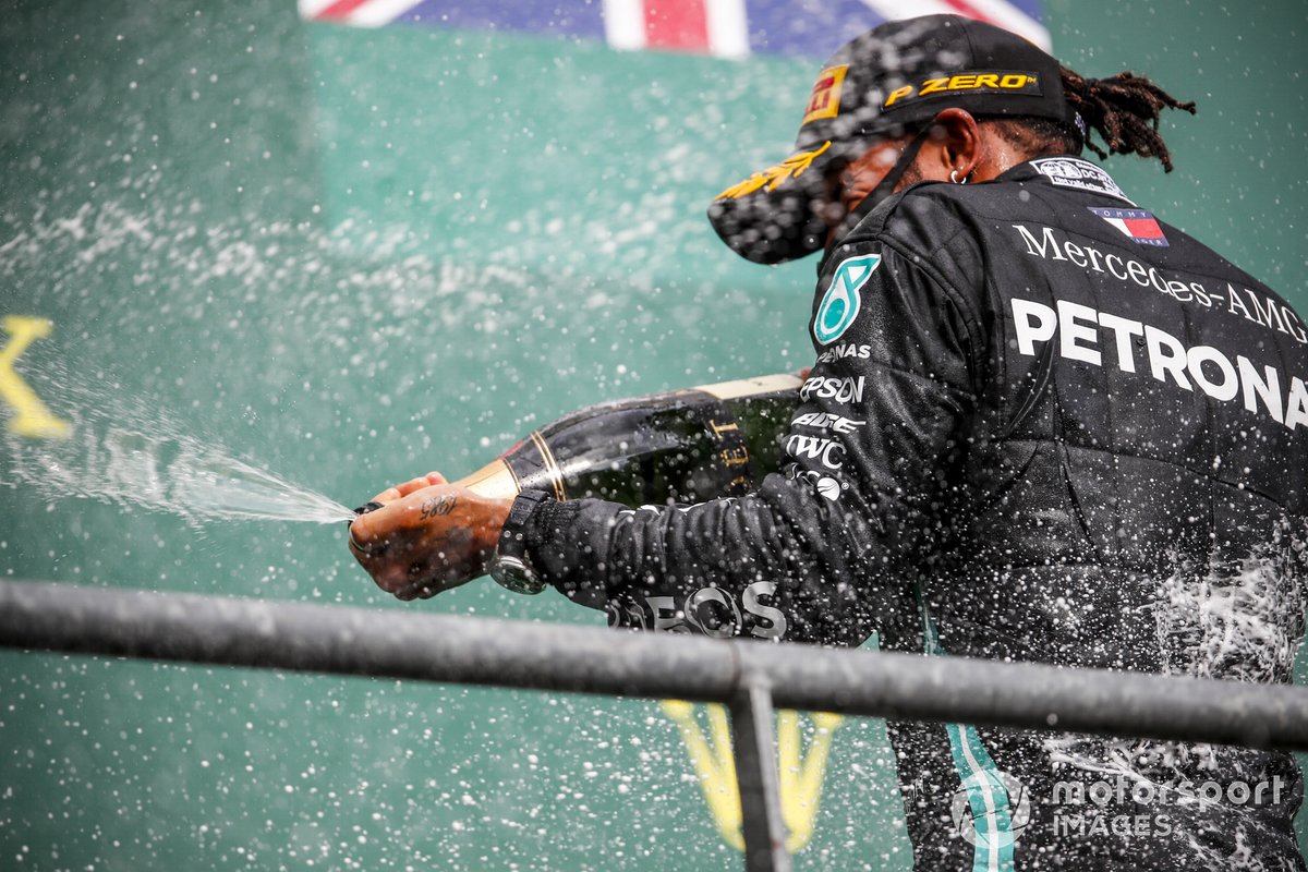 Il vincitore Lewis Hamilton, Mercedes-AMG F1 festeggia sul podio con lo champagne