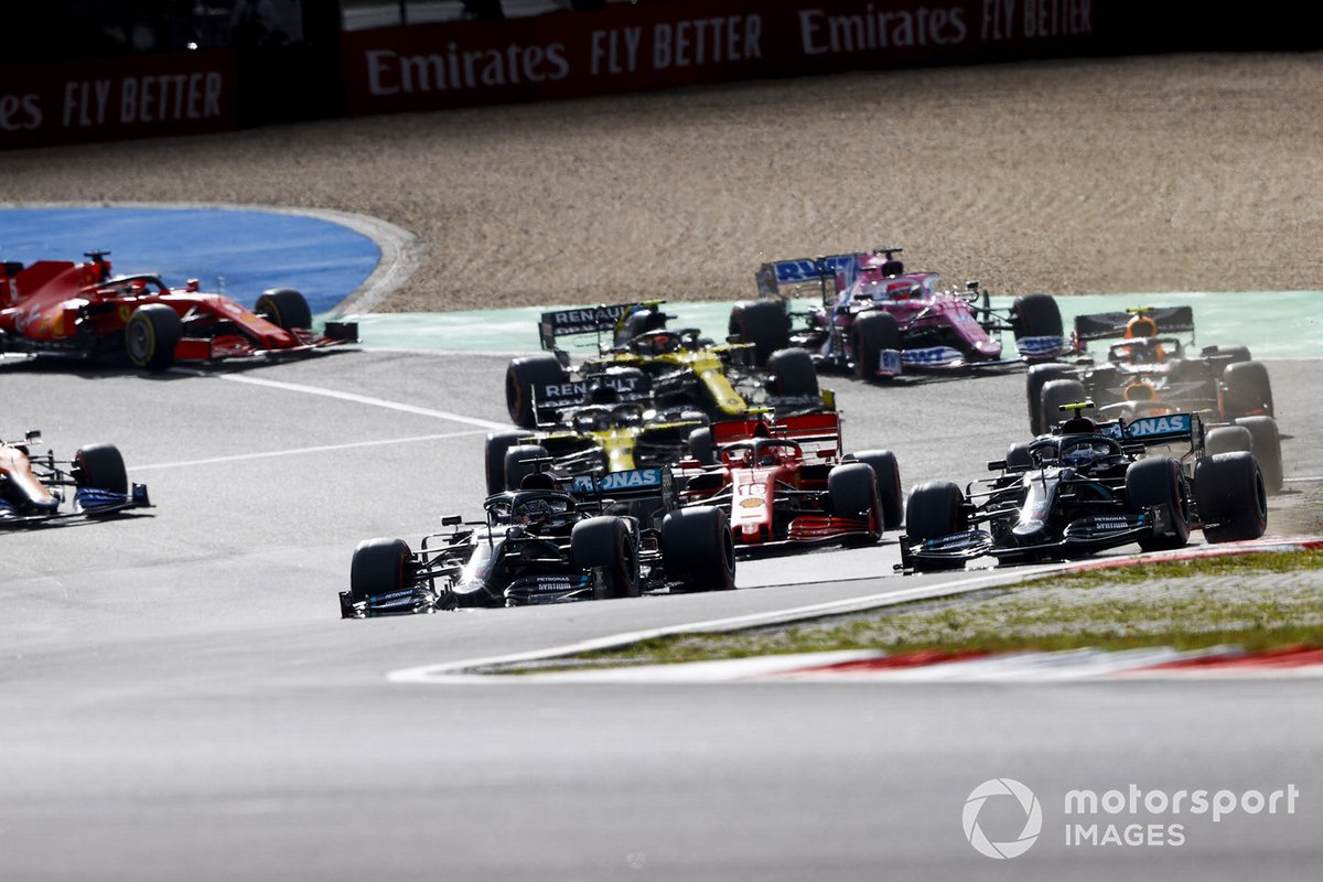 Lewis Hamilton, Mercedes F1 W11, in battaglia con Valtteri Bottas, Mercedes F1 W11, per il primo posto