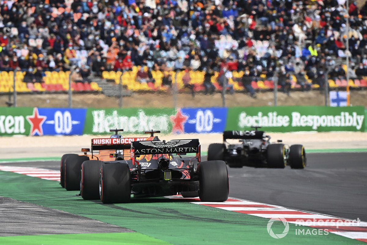 Lewis Hamilton, Mercedes F1 W11, Carlos Sainz Jr., McLaren MCL35, e Max Verstappen, Red Bull Racing RB16