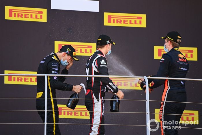 Podio: ganador Christian Lundgaard, ART Grand Prix, segundo lugar Louis Deletraz, Charouz Racing System y tercer lugar Juri Vips, Dams