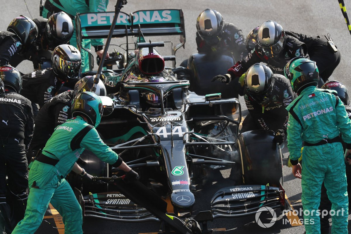 Lewis Hamilton, Mercedes F1 W11 pit stop