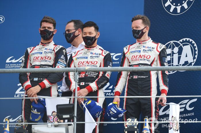 Podio: tercer lugar #7 Toyota Gazoo Racing Toyota TS050: Mike Conway, Kamui Kobayashi, José María López, y el jefe del equipo Rob Leupen