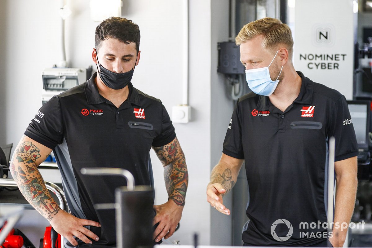 Kevin Magnussen, Haas F1, habla con su ingeniero