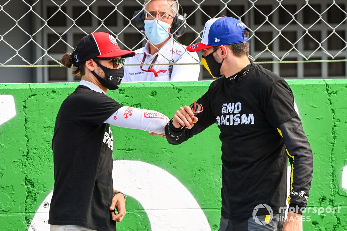 Antonio Giovinazzi, Alfa Romeo, e Esteban Ocon, Renault F1, sulla griglia