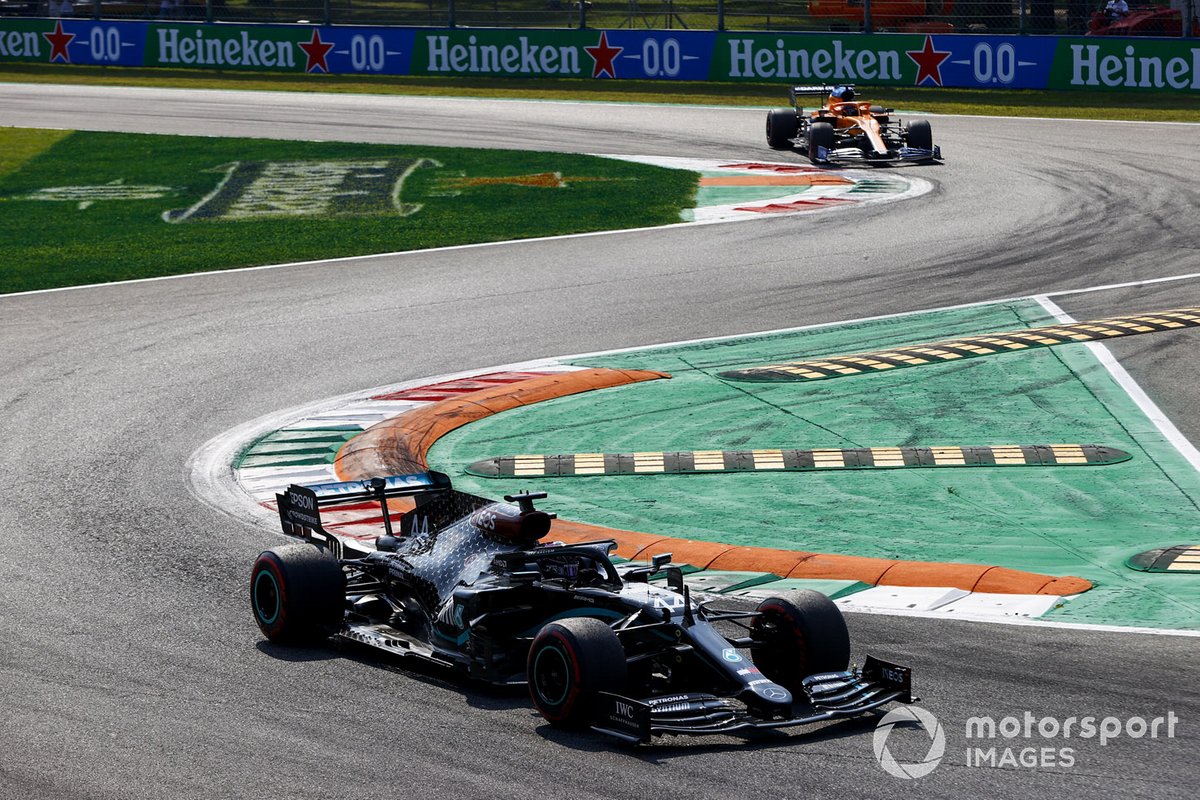 Lewis Hamilton, Mercedes F1 W11, Carlos Sainz Jr., McLaren MCL35