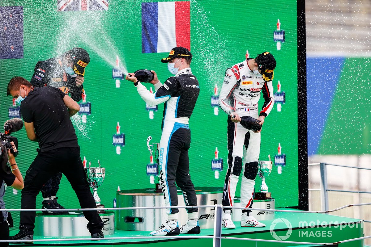 Liam Lawson, Hitech Grand Prix, el ganador Jake Hughes, HWA Racelab y Theo Pourchaire, ART Grand Prix, celebran en el podio