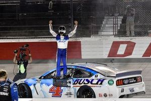 Race Winner Kevin Harvick, Stewart-Haas Racing, Ford Mustang