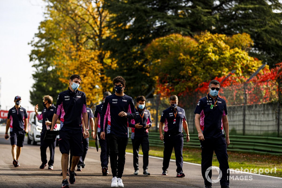 Lance Stroll, Racing Point, Sergio Perez, Racing Point, e il Racing Point team camminano sulla pista