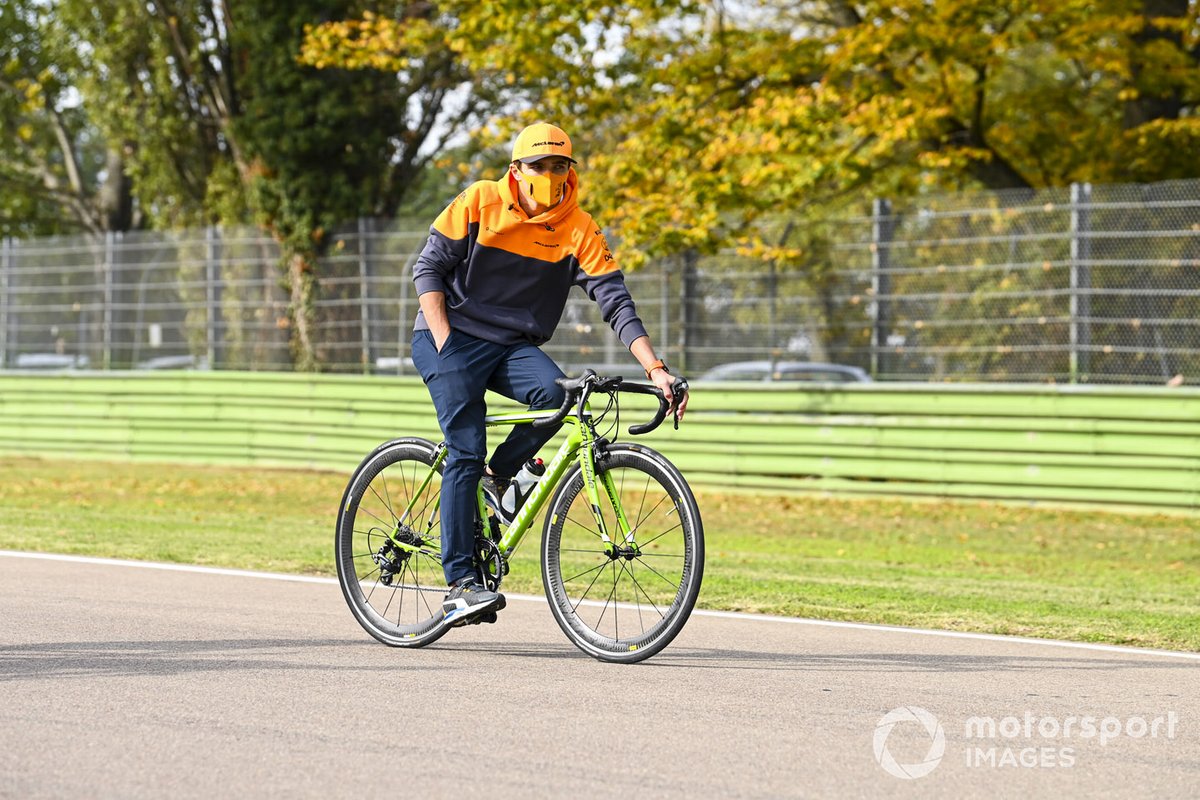 Lando Norris, McLaren, in bicicletta sulla pista